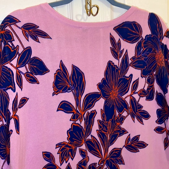 ISAAC MIZRAHI SZ XL . NWOT Sweater with floral design. One side is longer . - Picture 11 of 12